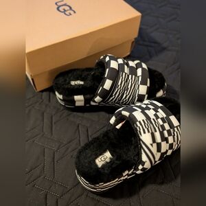 Ugg Maxi Slides - black sherpa inside